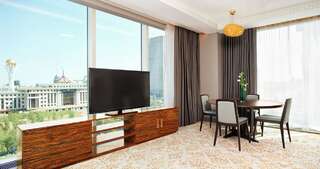 Отель Sheraton Nur-Sultan Hotel Нур-Султан Люкс бизнес-класса с 1 кроватью размера «king-size», вид на город, доступ в клубный лаундж-2