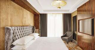 Отель Sheraton Nur-Sultan Hotel Нур-Султан Представительский люкс с кроватью размера «king-size» и с видом во внутренний двор-1
