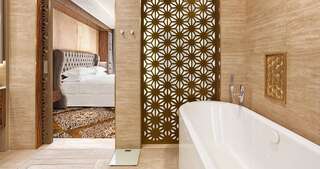 Отель Sheraton Nur-Sultan Hotel Нур-Султан Представительский люкс с кроватью размера «king-size» и с видом во внутренний двор-4